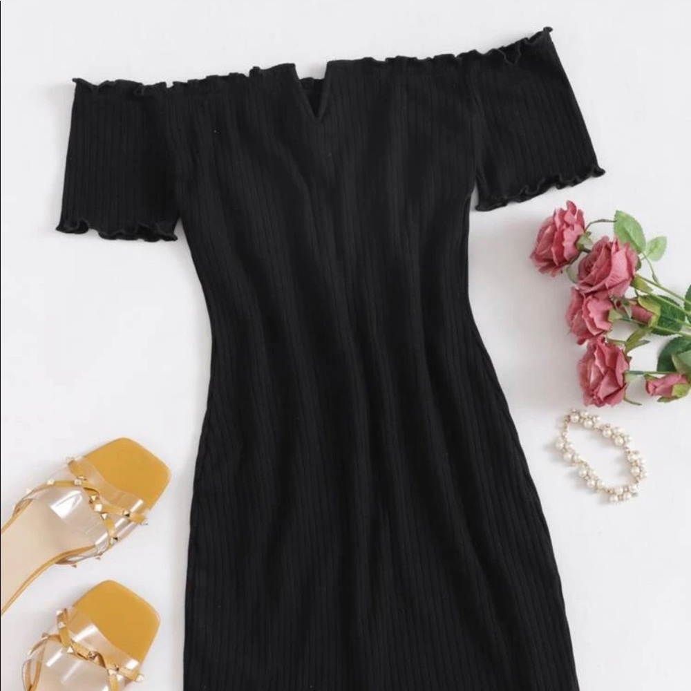 V-bar off shoulder lettuce edge dress